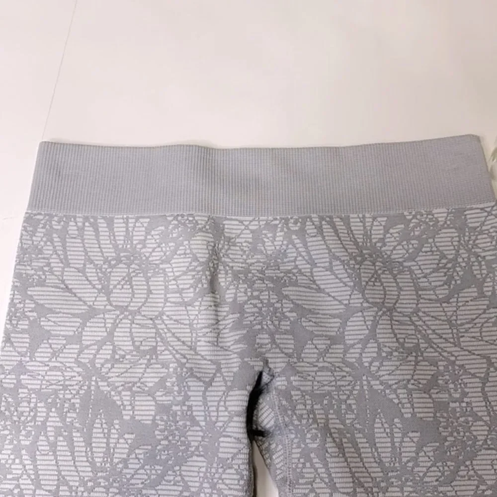 Fabletics Sebastian Seamless‎ Cropped Tight White/Gray Floral Size Small Capri
